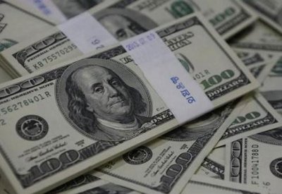 الدولار يقفز متعافياً من أدنى مستوياته بـ 3 سنوات