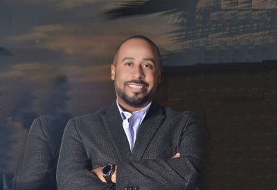الفنان يوسف العماني يضرب رأسه بالجدار