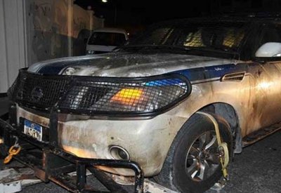 السجن 3 سنوات لـ3 سكبوا "البنزين" على سيارة الشرطة وأحرقوها