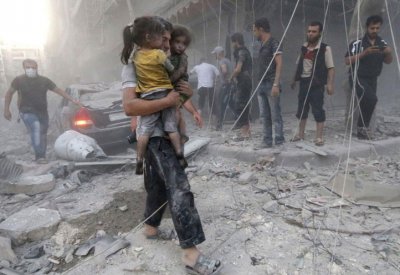 فيديو فظيع.. موت طفلة بعد انتشالها من تحت أنقاض الغوطة