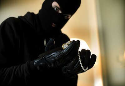 7 سنوات سجن لخمسيني سرق ساعة بــ15 ألف دينار