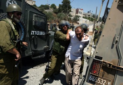اعتقال 17 فلسطينيا بعمليات دهم في الضفة الغربية