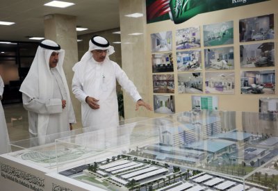 محافظ العاصمة يبحث التعاون مع جامعة الخليج العربي لتنفيذ مشروع "المدن الصحية"