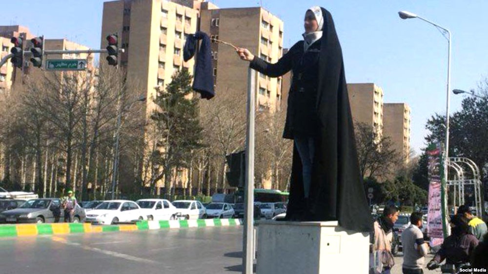 إيران.. محجبات يلتحقن بحملة مناهضة الحجاب الإجباري