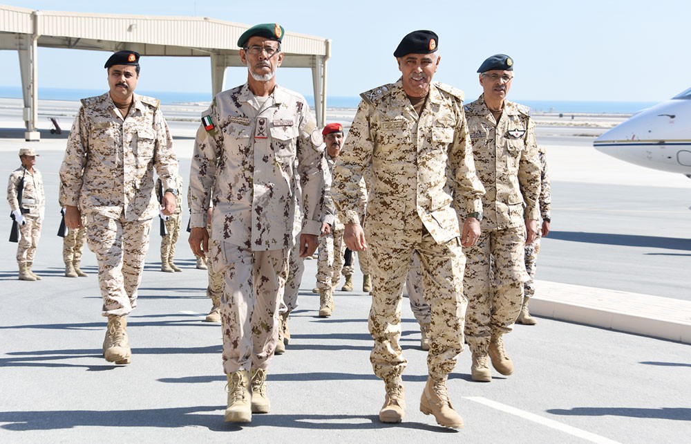 رئيس هيئة الأركان في مقدمة مستقبلي رئيس أركان القوات المسلحة الإماراتية