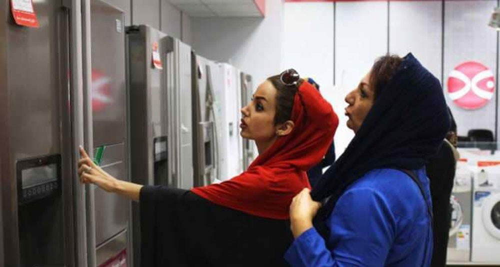 تقرير رئاسي: نصف الإيرانيين يرفضون الحجاب