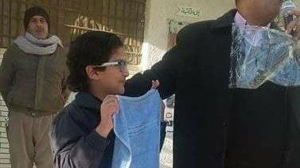 مدرسة مصرية تكافئ طالبا متفوقا بأغرب هدية