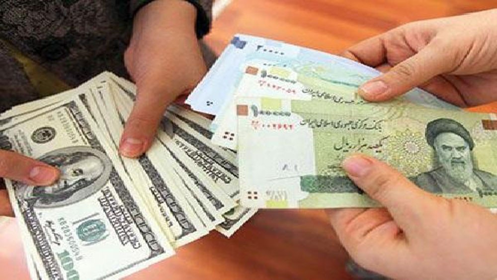 الدولار يسجل رقما قياسيا في مواجهة الريال الإيراني
