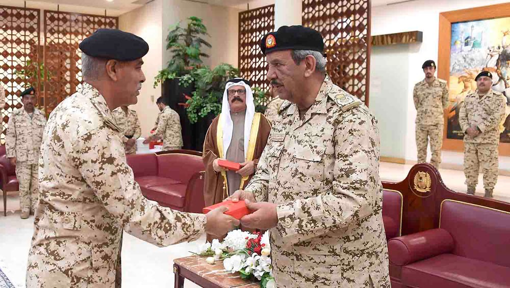 القائد العام لقوة دفاع البحرين يرعى حفل توزيع الأوسمة 