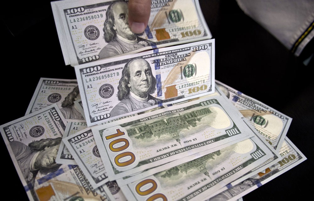 الدولار يرتفع مع تفاقم خسائر أسواق الأسهم العالمية