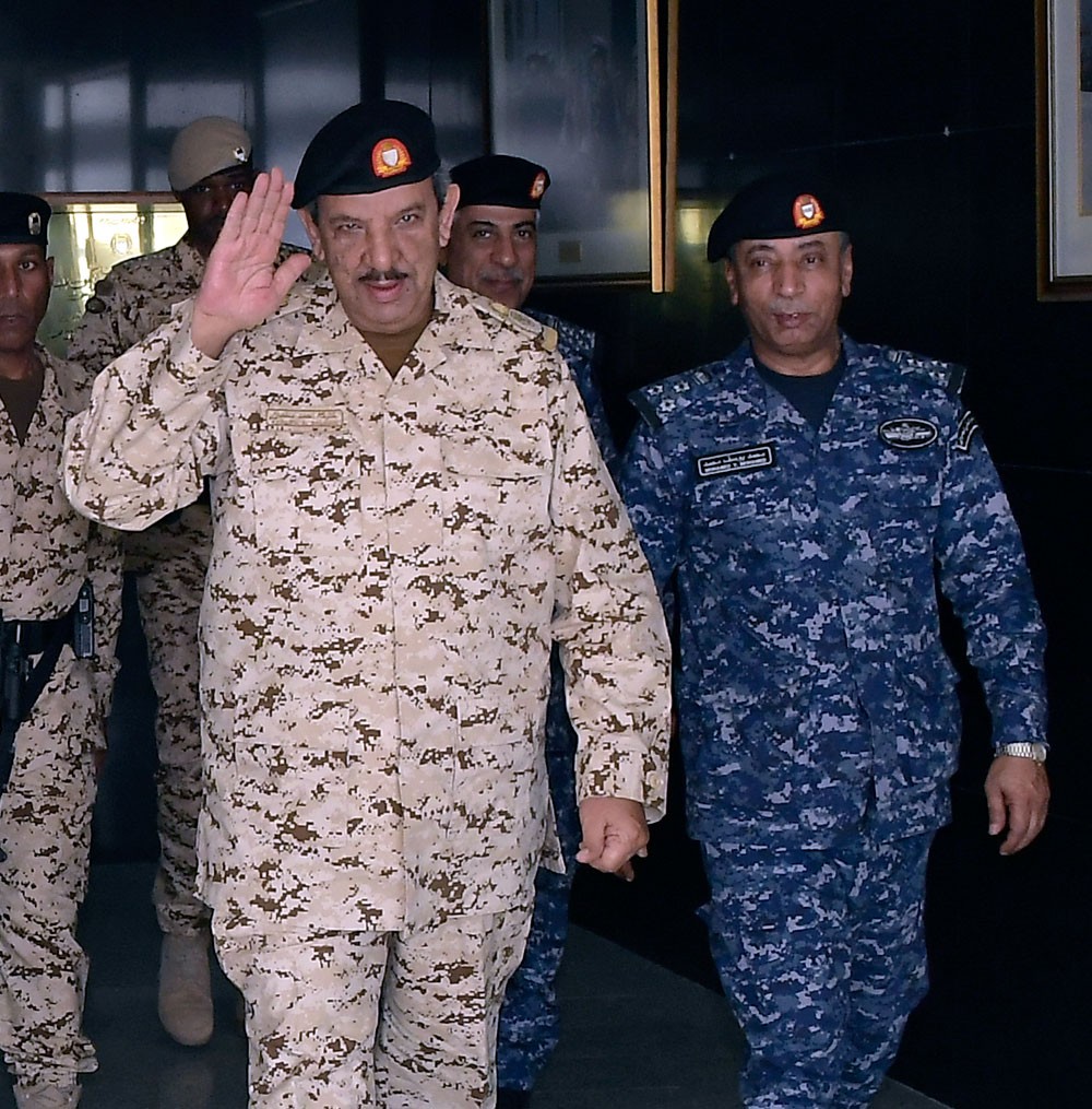 القائد العام يقوم بزيارة ميدانية إلى عدد من أسلحة و وحدات قوة دفاع البحرين
