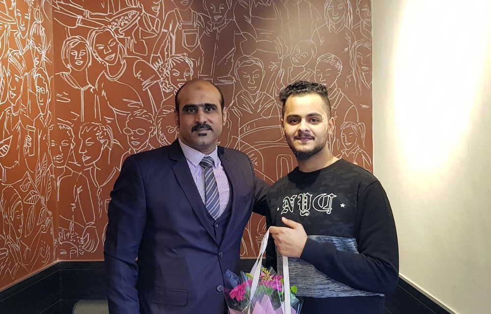 المستشار الثقافي يطمئن على صحة طالب بحريني تعرض لحادث في ليفربول