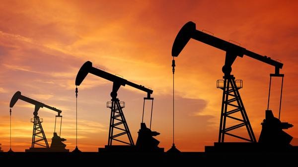 النفط يهبط مع تصاعد المخاوف بشأن الإمدادات