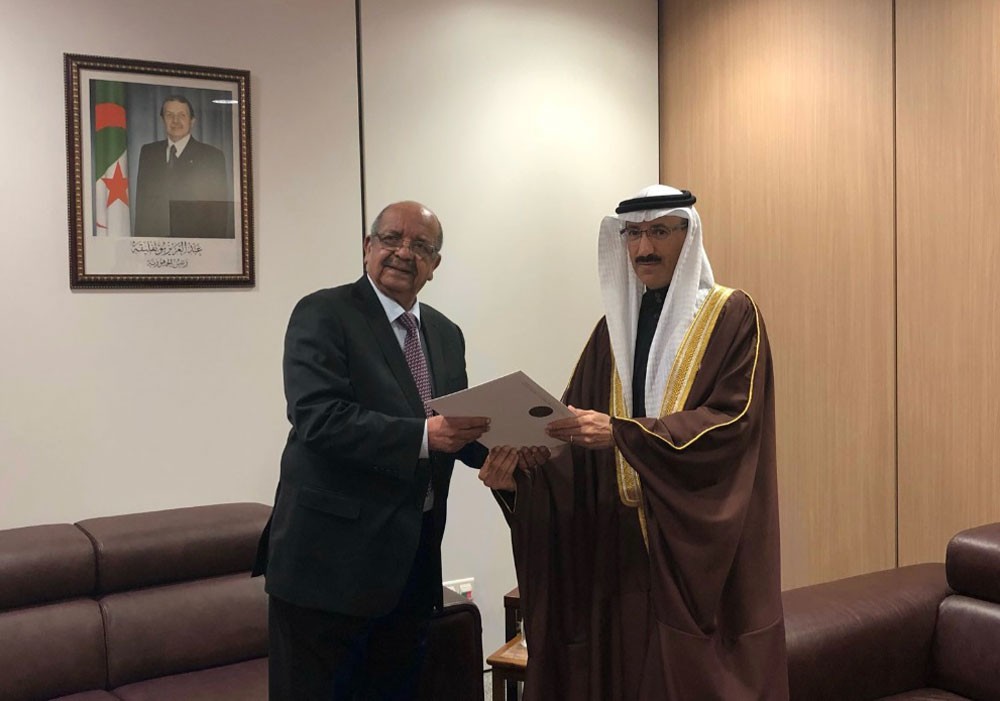 السفير البحارنة يقدم نسخة من أوراق اعتماده كسفير بالجزائرية 