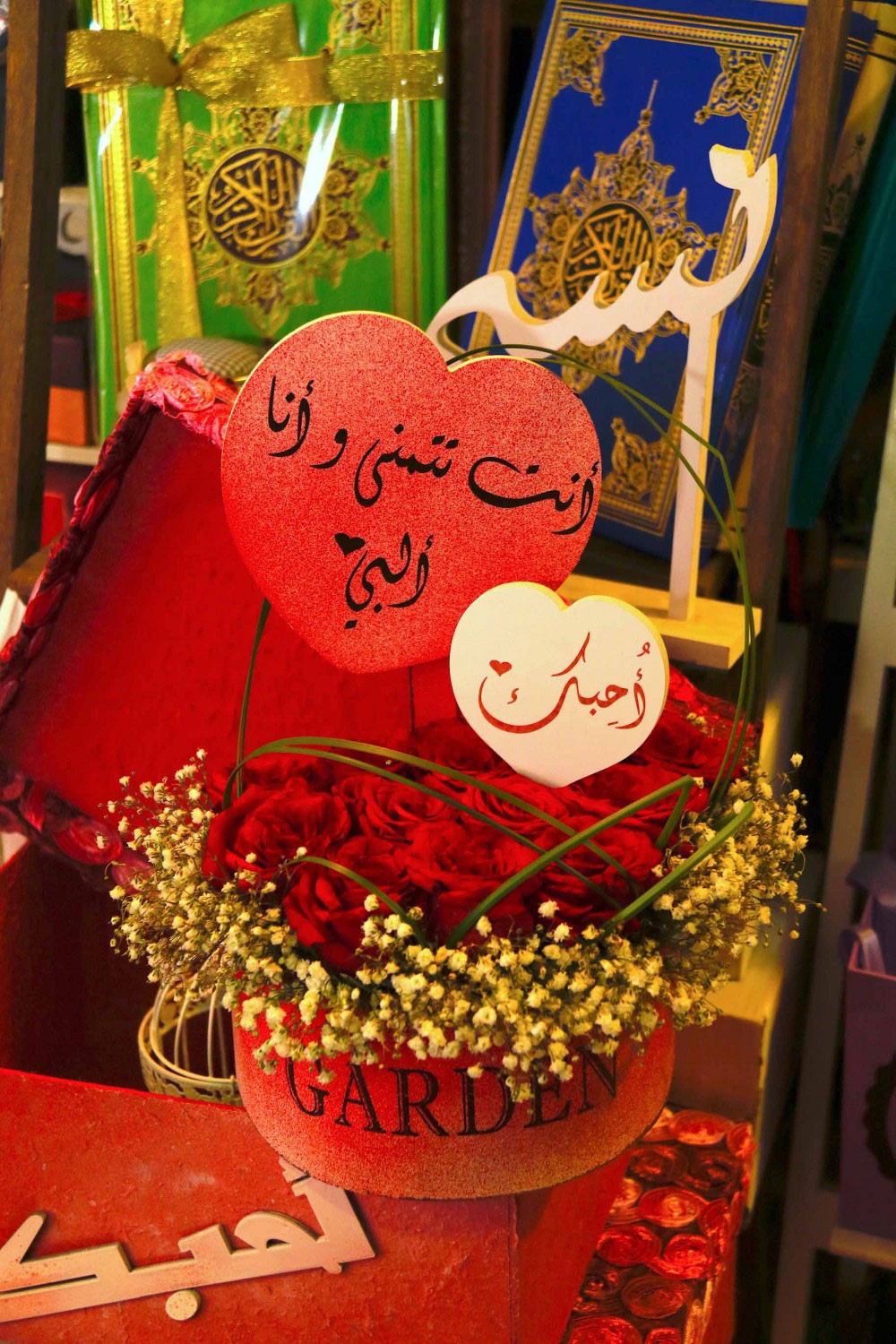 الفالنتاين في البحرين.. محلات تتزين بالورود الحمراء والهدايا