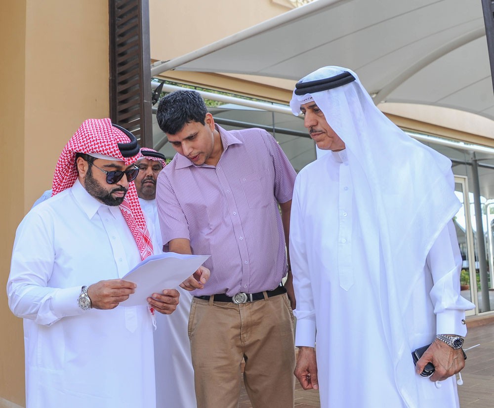فيصل بن راشد يتفقد قرية البحرين الدولية للقدرة ويشيد بجهود اللجان