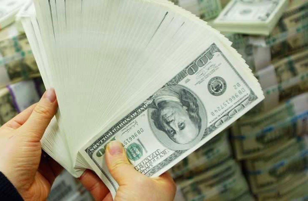 الدولار يتراجع لأدنى مستوى في 15 شهرا