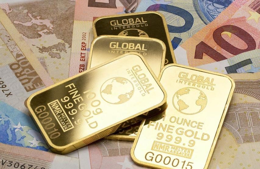 الذهب يهبط مع تعافي الدولار لكنه ينهي الأسبوع على مكاسب