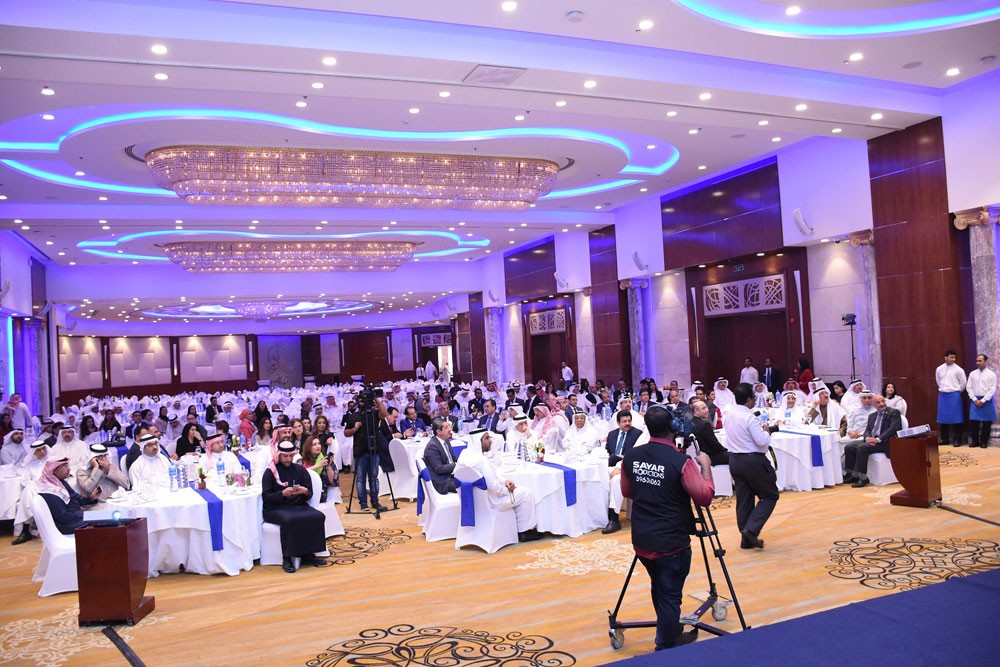 الغرفة تكرم رؤساء وأعضاء لجان ومجالس أعمال الدورة 28