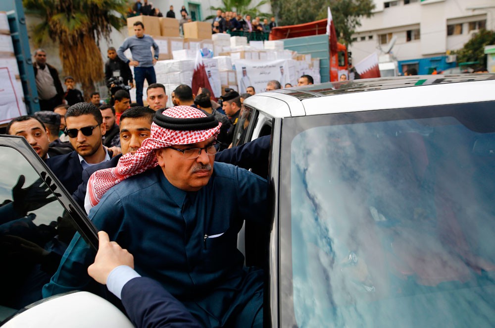 طرد مندوب الدوحة في غزة ونزع علم قطر