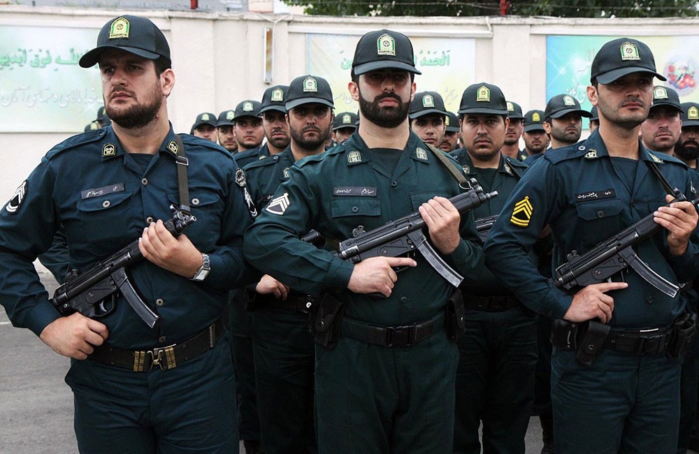 إيران.. مقتل ضباط شرطة باشتباكات مع محتجين