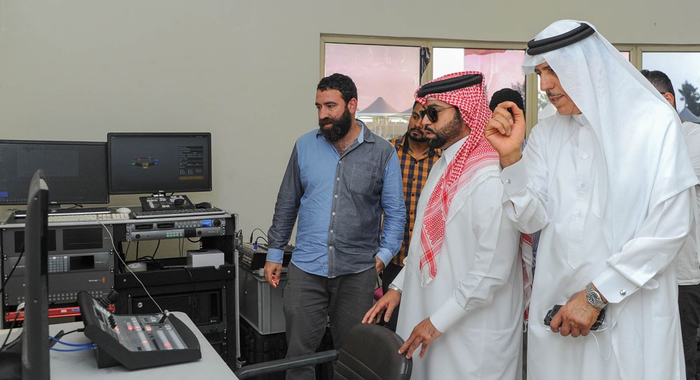 فيصل بن راشد يشيد بدور الإعلام لإبراز كأس الملك للقدرة