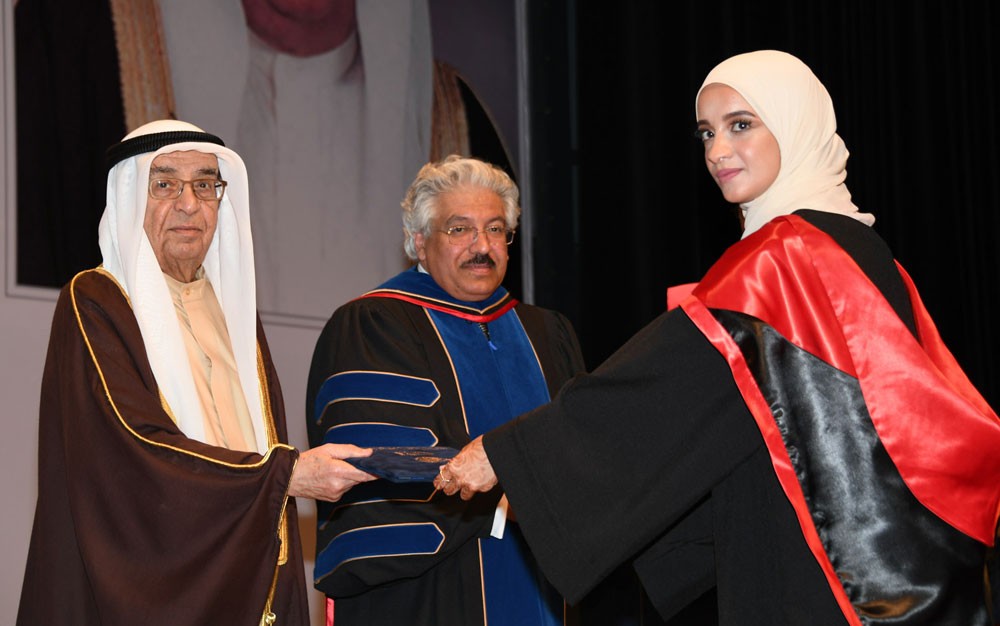 محمد بن مبارك يرعى حفل تخريج الفوجين الخامس والسادس من طلبة كلية البحرين للمعلمين
