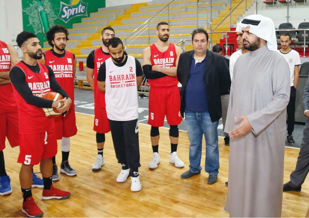 سمو الشيخ عيسى بن علي يزور رجال السلة البحرينية ويؤكد ثقته بالمنتخب 