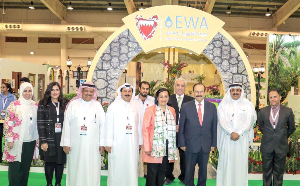 ميرزا يزور جناح هيئة الكهرباء والماء في معرض البحرين للحدائق