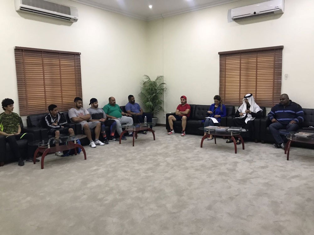 الغانم يجتمع بالجهاز الفني ويلتقي اللاعبين