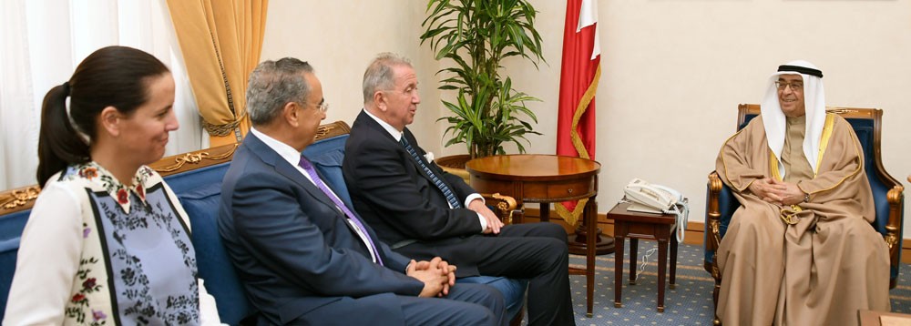 محمد بن مبارك يستعرض مع رئيس معهد السلام الدولي القضايا التي تهم السلام