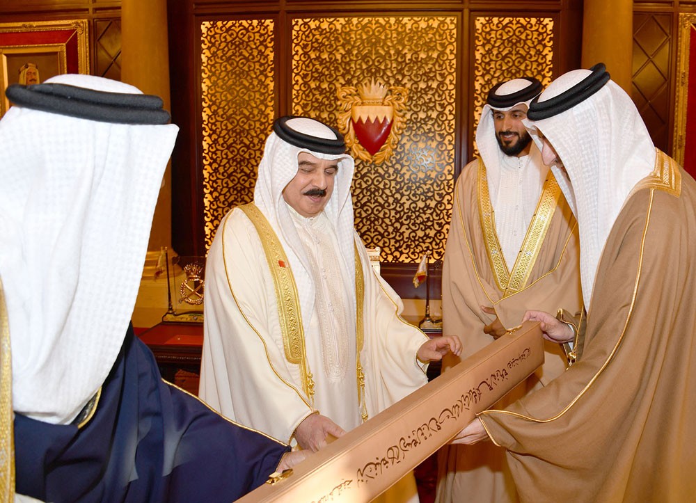 جلالة الملك يستقبل الفائزين بجائزة الملك حمد لتمكين الشباب	