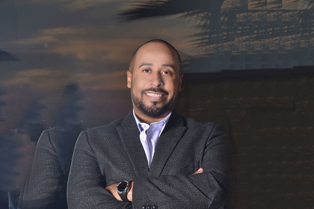 الفنان يوسف العماني يضرب رأسه بالجدار