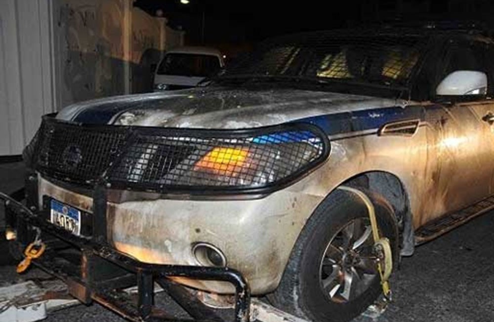 السجن 3 سنوات لـ3 سكبوا "البنزين" على سيارة الشرطة وأحرقوها