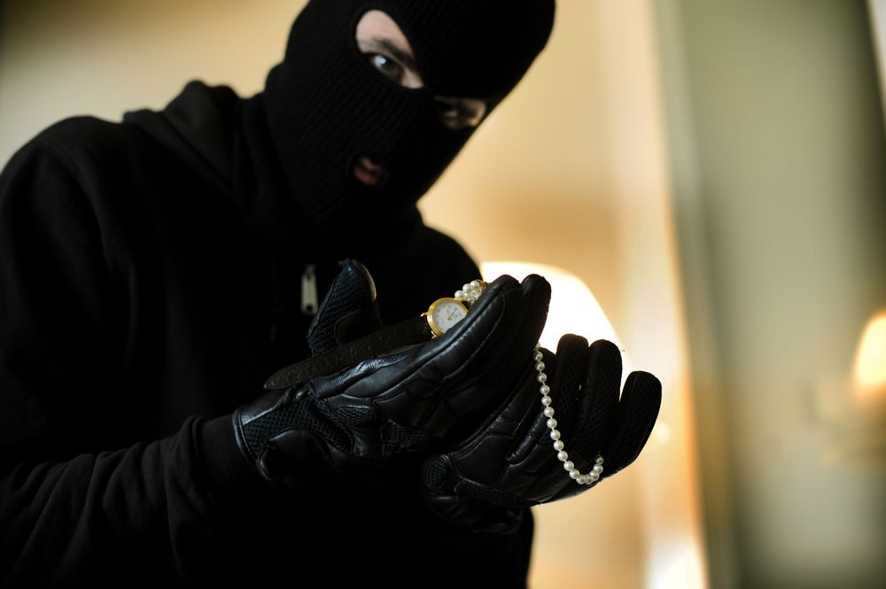 7 سنوات سجن لخمسيني سرق ساعة بــ15 ألف دينار