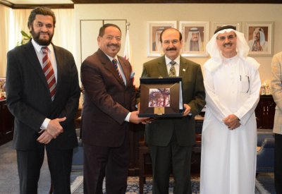 الدكتور ميرزا يشجع الشركات المحلية المتخصصة في الطاقة الشمسية