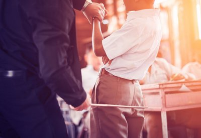 مشرف يعتدي بالضرب على طالب لأنه أجاب بدون اذن 