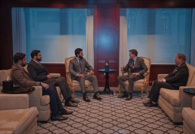ناصر بن حمد يجتمع مع قائد قوة الرد السريع المحمولة البريطانية