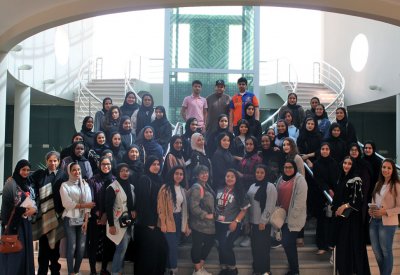طلاب جامعة البحرين الطبية يزورون صرح الميثاق الوطني