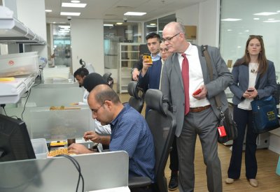 طلاب جامعة نورث ايسترن الأمريكية أطلعوا على إجراءات وزارة الصناعة