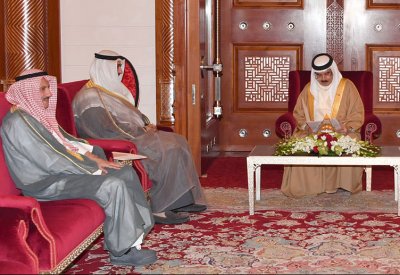 الملك يتسلم رسالة خطية من أمير الكويت