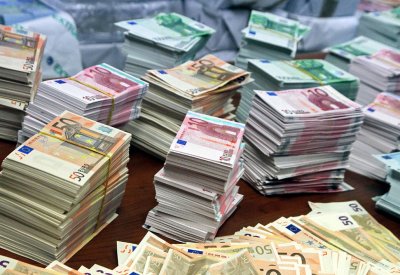 صعود اليمين في ايطاليا يرفع الذهب وينزل باليورو
