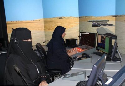 12 فتاة سعودية يقتحمن مهنة الرقابة الجوية للطيران
