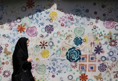 إيران.. السجن عامين لسيدة "نزعت حجابها"