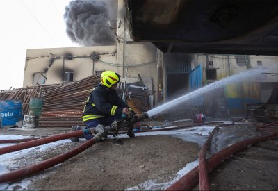 بالصور.. الدفاع المدني يدفع بـ9 آليات لإخماد حريق بشركة إطارات في العكر الغربي