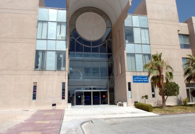 عميد "آداب" جامعة البحرين يلغي تعميم "الدرجات"