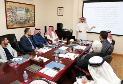 محافظة العاصمة تواصل تدريب 25 متطوعاً لرصد شكاوى مجمعاتهم السكنية عبر تطبيق "عاصمتي" 