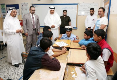 محافظ العاصمة يزور "مدرسة القضيبية للبنين" ويطلع على الآلية الجديدة لتطبيق "معاً"