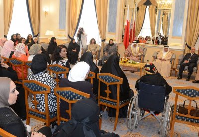 رئيس الوزراء يشيد بعطاءات المرأة البحرينية في مختلف مراحل النهضة