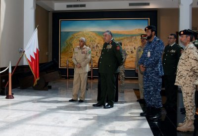 رئيس الأركان الأردني يزور المتحف العسكري لقوة الدفاع